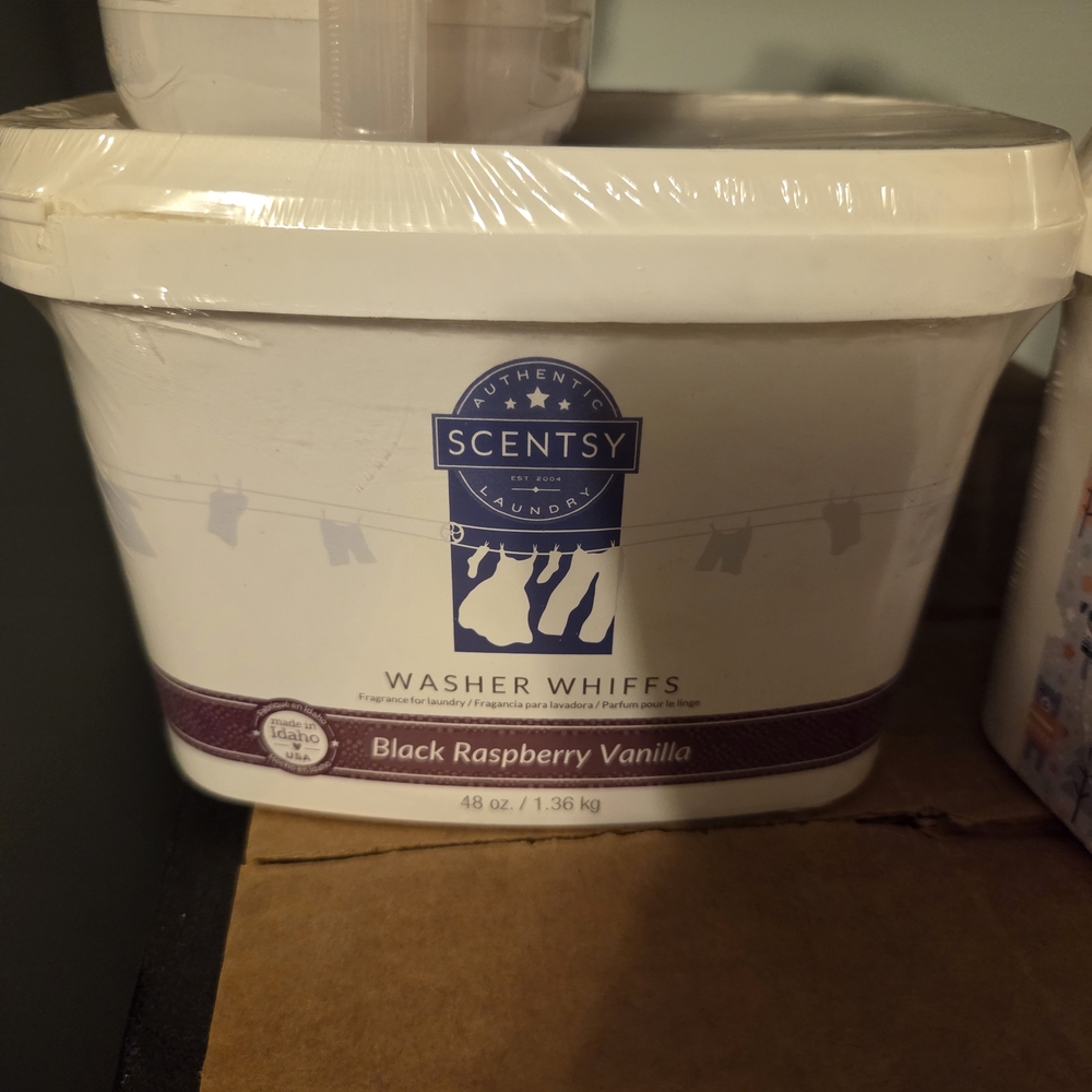 Scentsy Black Raspberry Vanilla Washer Whiffs in White and Purple